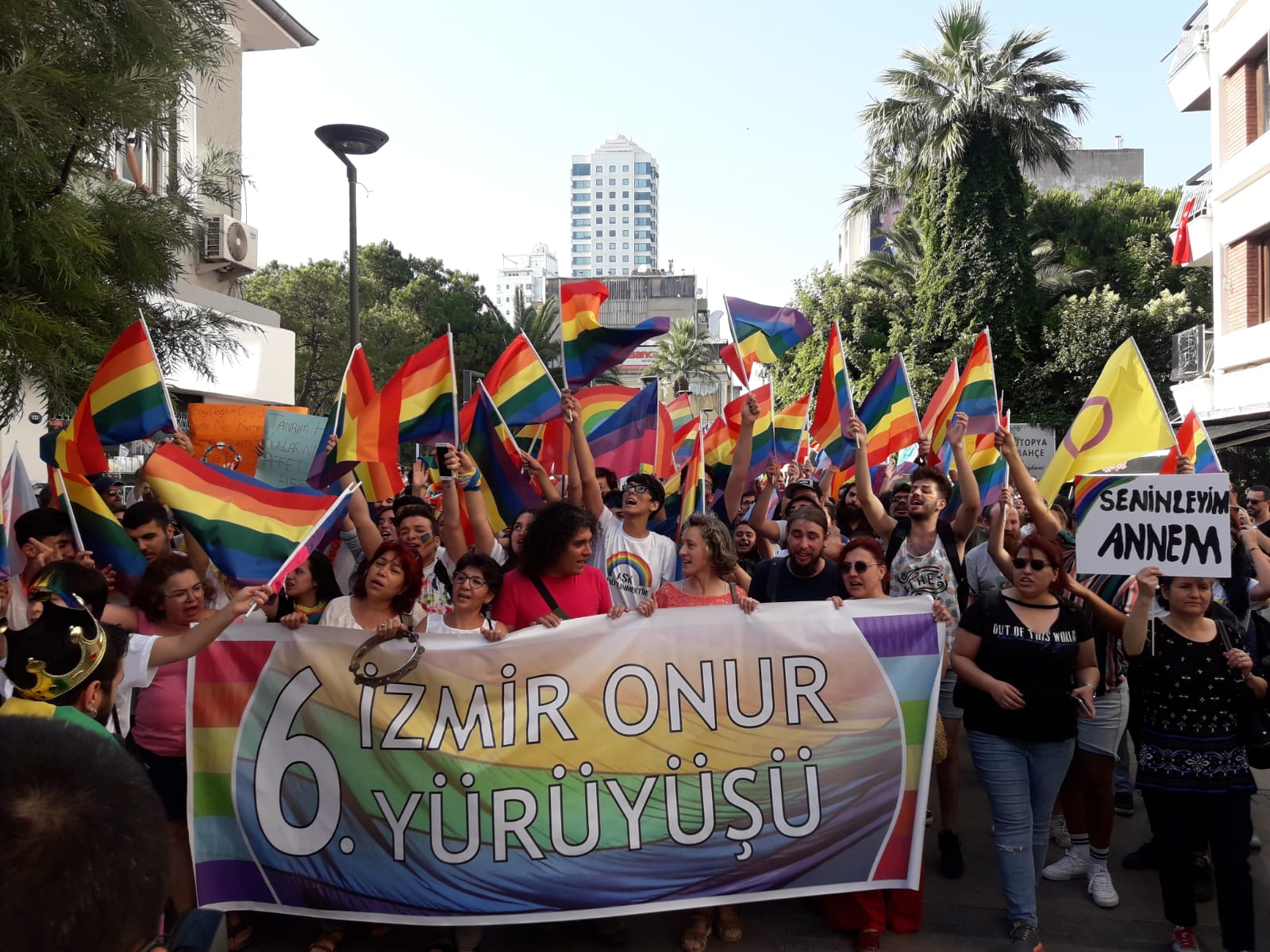 İzmir’de Onur Yürüyüşü’ne doyulur mu? Kaos GL - LGBTİ+ Haber Portalı