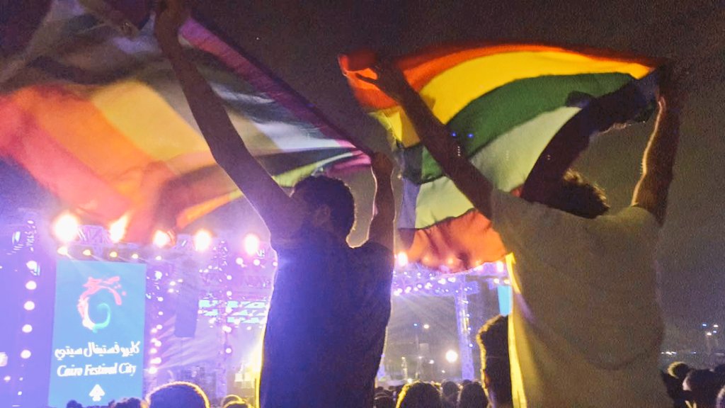 Gökkuşağı bayrağı açtıkları için tutuklandılar | Kaos GL - LGBTİ+ Haber Portalı Haber